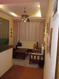 una sala de estar con un sofá y una mesa en The Lighthouse Castle III, en Dahab