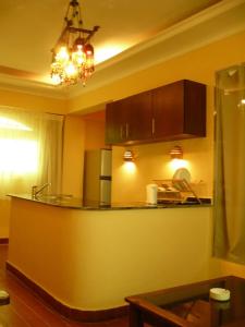 Una cocina con encimera y lámpara de araña. en The Lighthouse Castle III, en Dahab