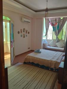 Un dormitorio con una cama y una ventana grande. en The Lighthouse Castle III, en Dahab 14 fotos más