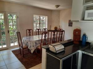 Una cocina con una mesa y sillas en una habitación. en Recanto do sossego, en Nova Lima