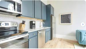 Kuchyň nebo kuchyňský kout v ubytování The Canal Street Apartments by AvantStay