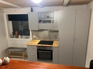 Imagen de la galería de The Cozy red house with Amazing sea view, en Morskranes