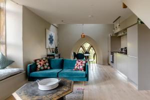 Istumisnurk majutusasutuses Loft apartment in converted Cotswold church