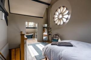 Voodi või voodid majutusasutuse Loft apartment in converted Cotswold church toas