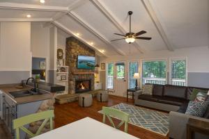 un salon avec un canapé et une cheminée dans l'établissement Lanier Islands Legacy Lodge, à Buford