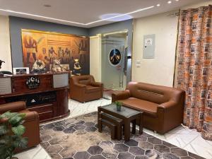 een wachtkamer met leren banken en een wachtkamer bij Energy Pyramids View in Caïro