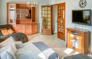 un salon avec un canapé et une télévision dans l'établissement Stunning Home In Orange, à Orange
