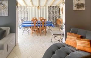 une salle à manger avec une table et des chaises bleues dans l'établissement Stunning Home In Orange, à Orange