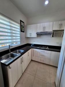 Η κουζίνα ή μικρή κουζίνα στο Malva Blanco Armonía 2 Min Malecón y Playas