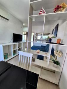 Μια τηλεόραση ή/και κέντρο ψυχαγωγίας στο Malva Blanco Armonía 2 Min Malecón y Playas
