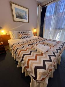 ein großes Bett in einem Zimmer mit einem großen Fenster in der Unterkunft Lourdes in Villa Carlos Paz