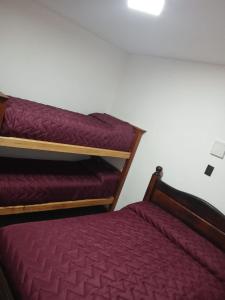 2 Etagenbetten nebeneinander in einem Zimmer in der Unterkunft santa rita 2 in Cordoba + 7 Fotos