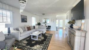 un salon avec un canapé et une table dans l'établissement Royal Pearl AC - Bay Views, Close to Casinos!, à Atlantic City