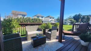 une terrasse en bois avec des chaises et un kiosque dans l'établissement Royal Pearl AC - Bay Views, Close to Casinos!, à Atlantic City