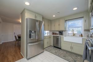 Η κουζίνα ή μικρή κουζίνα στο Carolina Pickleball & Pool House 5 Bedroom