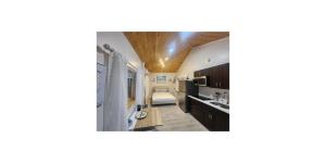 una cucina con lavandino e una camera con letto di SoSo Design District Haven Charming Historic Retreat a West Palm Beach