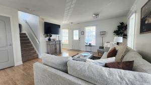 un salon avec un canapé et une table dans l'établissement Royal Pearl AC - Bay Views, Close to Casinos!, à Atlantic City