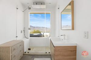 Koupelna v ubytování Stars on the Rocks - Pool, HotTub, FirePit, Boulders! + 34 fotografií