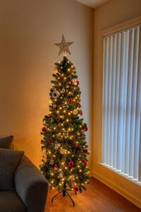 een kerstboom in de hoek van een woonkamer bij Peaceful Mtn View- Hot Tub- Fire Pit- Pets- Pond in Sevierville