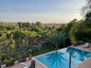 Una vista de un complejo turístico con piscina y árboles. en Villa Dar Waw Marrakech, en Tameslouht 50 fotos más