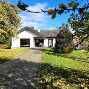 a white house with a brick driveway at Familiennest-Eifel in Blankenheim