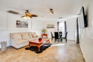 4 Mi to Southlake Town Sq Peaceful Gated Retreat! في Keller: غرفة معيشة بها أريكة وطاولة