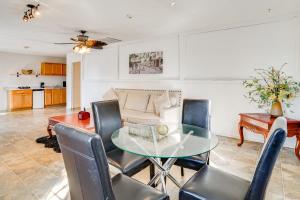 4 Mi to Southlake Town Sq Peaceful Gated Retreat! في Keller: غرفة معيشة مع طاولة وكراسي زجاجية