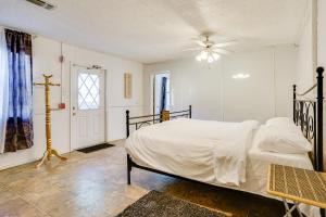 4 Mi to Southlake Town Sq Peaceful Gated Retreat! في Keller: غرفة نوم بها سرير ومروحة سقف