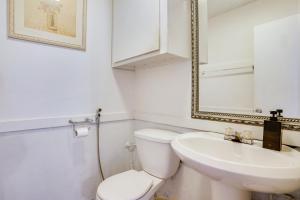 4 Mi to Southlake Town Sq Peaceful Gated Retreat! في Keller: حمام أبيض مع مرحاض ومغسلة +20 صورة