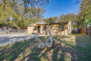 4 Mi to Southlake Town Sq Peaceful Gated Retreat! في Keller: منزل به تمثال امام ساحة