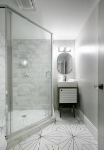 ein Badezimmer mit Dusche und Waschbecken in der Unterkunft The Celestial House by StayLage in Soulard