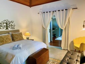 una camera da letto con un letto, una scrivania e una sedia di Vila Maria - Linda Casa de Campo a Rio de Janeiro Altre 78 foto