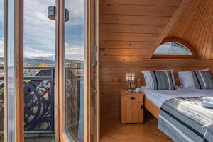 Postel nebo postele na pokoji v ubytování Osada Witów - dom "Miłosna Górska"