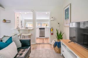 Η κουζίνα ή μικρή κουζίνα στο Top 5% Tiny Home by River/Lake in Old Town NOTL