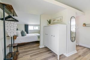 Ένα ή περισσότερα κρεβάτια σε δωμάτιο στο Top 5% Tiny Home by River/Lake in Old Town NOTL