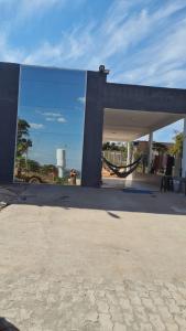 une grande structure en béton avec une chaîne qui pend de dans l'établissement Casa de alto padrao na beira do lago Corumba IV, à Brasilia