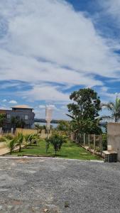 - une vue sur un parc arboré et un bâtiment dans l'établissement Casa de alto padrao na beira do lago Corumba IV, à Brasilia