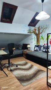 um quarto com uma cama com uma árvore pintada na parede em JetNest em Niš