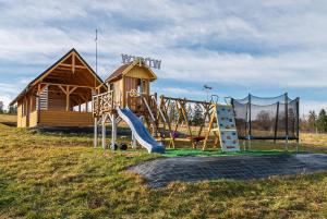 Herní místnost nebo prostor pro děti v ubytování Osada Witów - dom "Miłosna Górska"