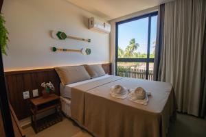 una camera da letto con un letto con due cappelli sopra di Triplex 3 Suítes Piscina e Hidro para até 12 pessoas a Tatuamunha Altre 17 foto