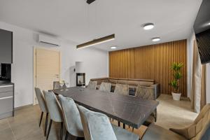 a dining room with a table and chairs at Villa Nene in Pićan
