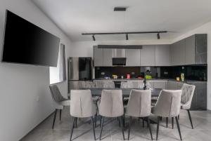 a dining room with a table and chairs in a kitchen at Villa Nene in Pićan