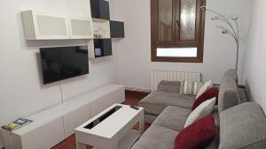 Телевизор и/или развлекательный центр в Piso completo Barakaldo