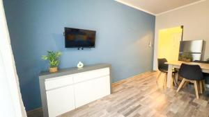 TV a/nebo společenská místnost v ubytování At Piazza Erbe Blu Charme with lift and parking