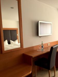 TV a/nebo společenská místnost v ubytování Hotel Zur Schönen Aussicht