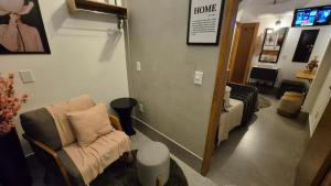 a living room with a couch and a chair at Stúdio 7 climatizado, centro-terreo-privativo in Domingos Martins +10 photos