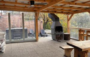 Χώρος καθιστικού στο Gorgeous Home In Orahovica With Sauna +11 φωτογραφίες