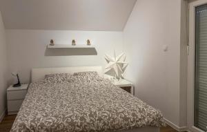 Ένα ή περισσότερα κρεβάτια σε δωμάτιο στο Gorgeous Home In Orahovica With Sauna