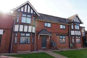 マンチェスターにあるHills View Apartmentsの赤レンガ造りの白黒家屋