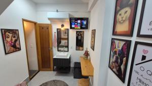 a hallway with paintings on the walls and a room at Stúdio 7 climatizado, centro-terreo-privativo in Domingos Martins